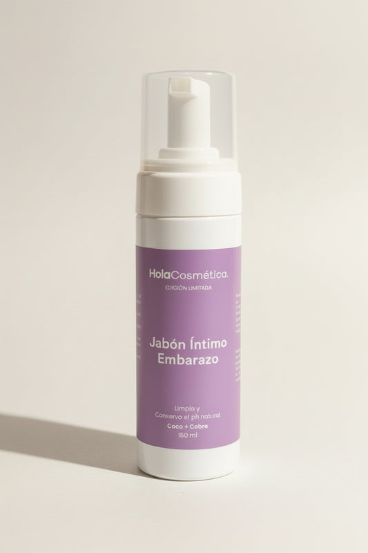 Jabón Íntimo Embarazo Hola Cosmética sobre fondo blanco suave, fotografía de estudio con luz natural y sombras difusas; limpiador íntimo con coco, manzanilla y cobre, apto para piel sensible durante el embarazo.
