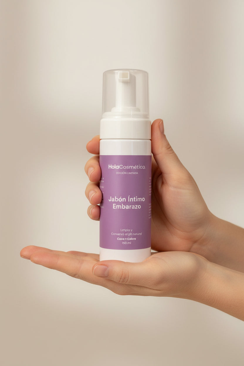 Jabón Íntimo Embarazo Hola Cosmética sostenido por una mano femenina sobre fondo beige suave, limpiador íntimo con coco, manzanilla y cobre, ideal para pH equilibrado durante el embarazo.