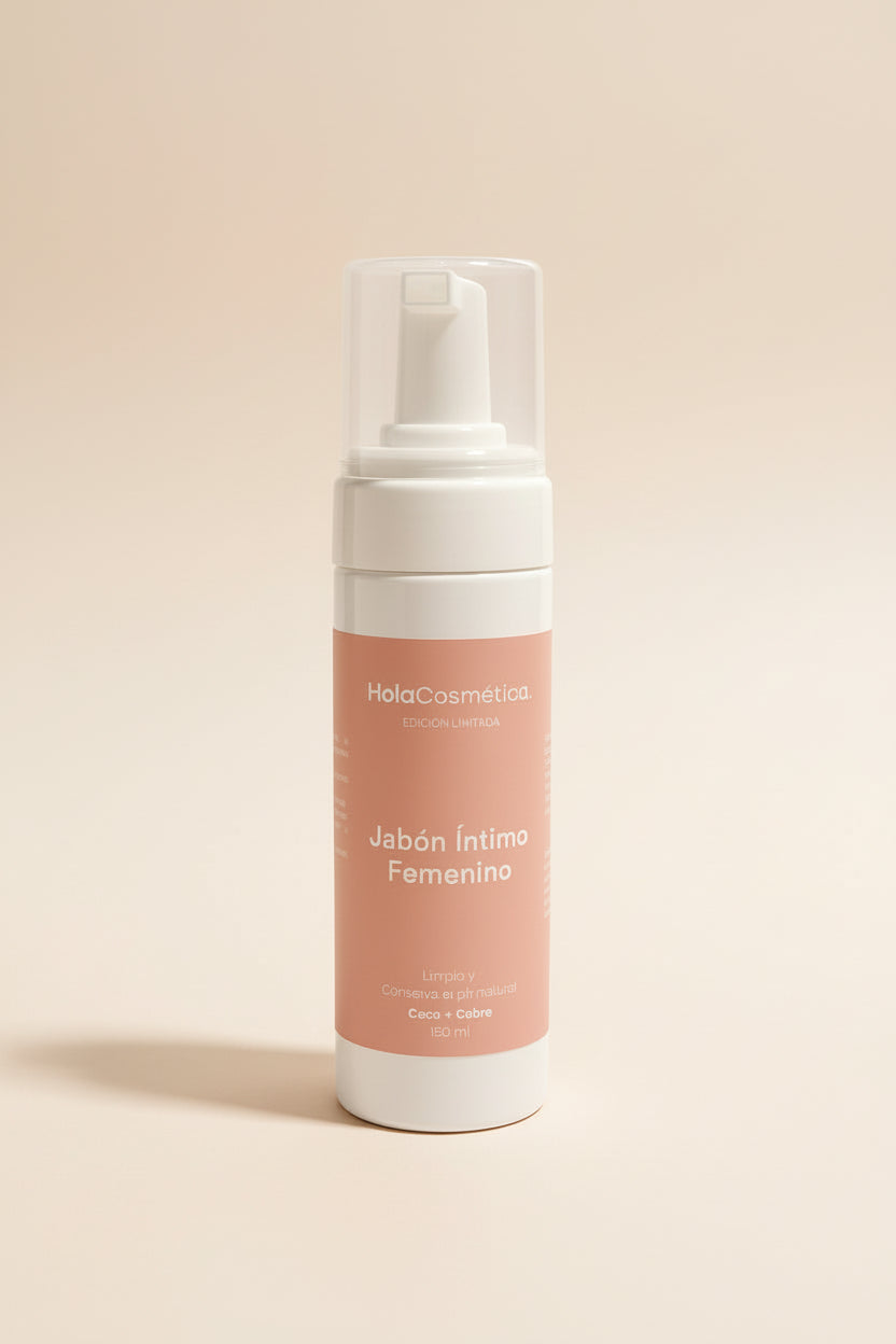 Jabón Íntimo Femenino Hola Cosmética fotografiado en estudio con fondo beige suave y luz natural cálida, limpiador íntimo con coco y cobre para pH equilibrado.