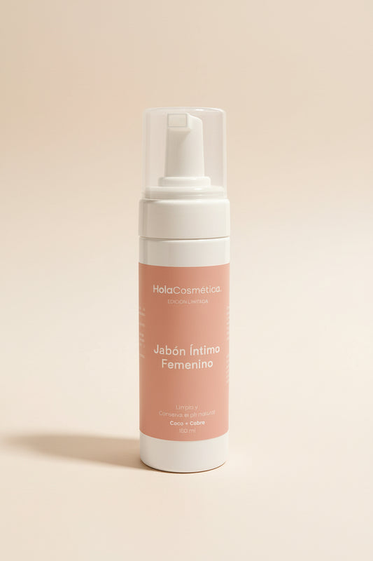 Jabón Íntimo Femenino Hola Cosmética fotografiado en estudio con fondo beige suave y luz natural cálida, limpiador íntimo con coco y cobre para pH equilibrado.
