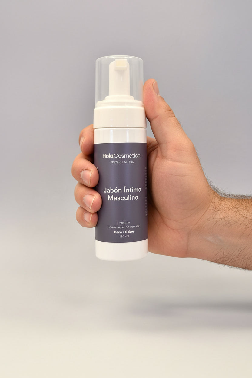 Mano masculina sosteniendo el jabón íntimo masculino HOLA Cosmética, limpiador con coco, aloe vera y cobre para higiene diaria con pH equilibrado.
